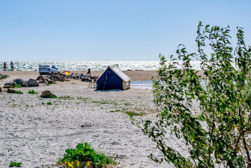 Палатка на пляже Бердянской косы