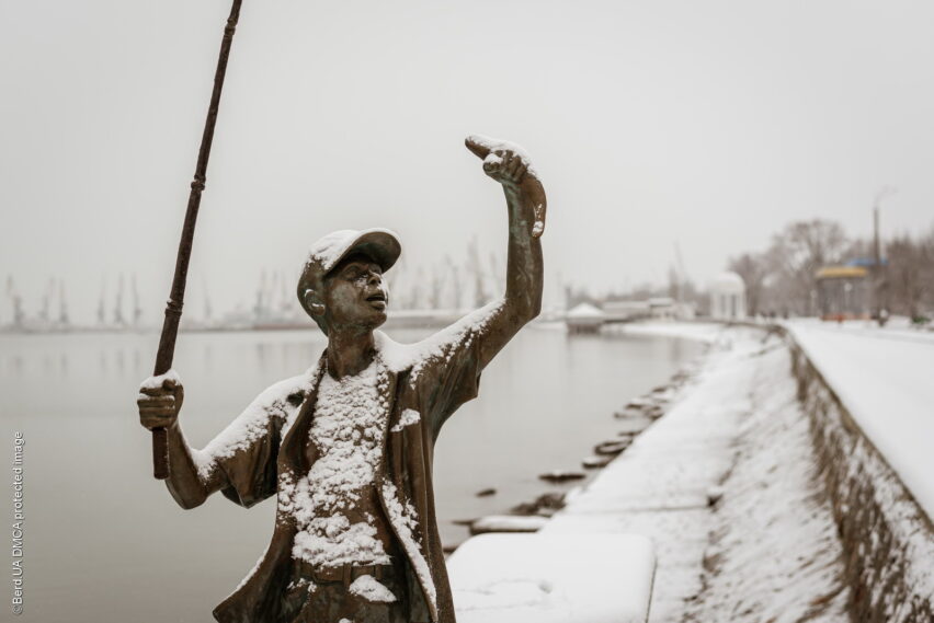 Скульптура «Мальчик-рыбак» в Бердянске
