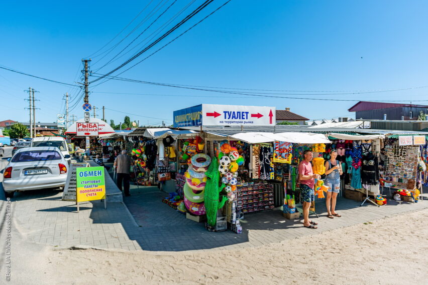 Рынок с пляжными аксессуарами в Бердянске