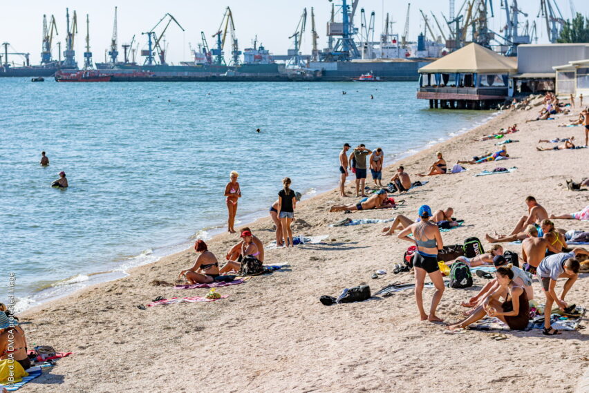 Пляж в центре Бердянска — «Первый городской»