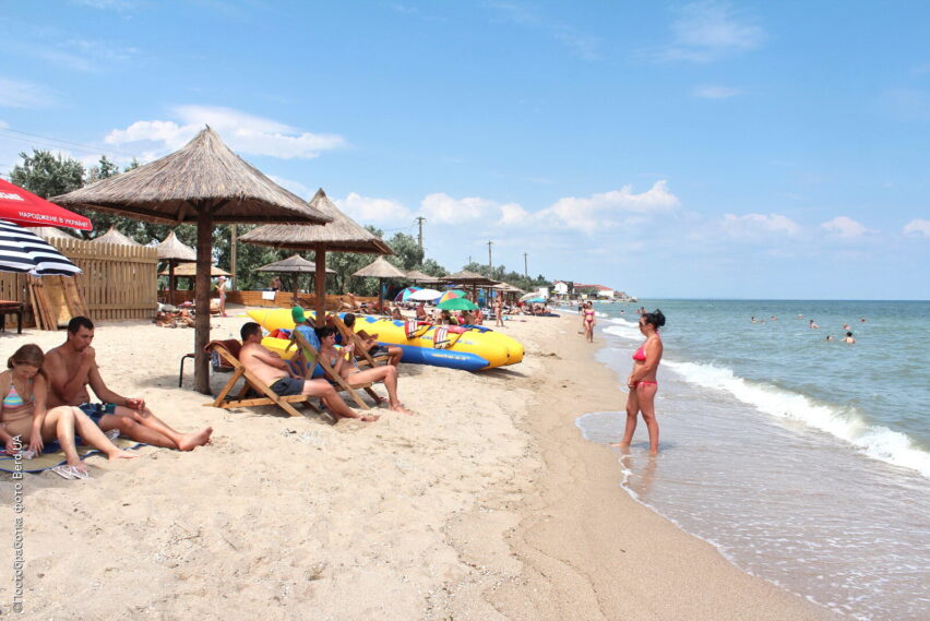 Пляж «Бухта» в Бердянске на Ближней косе