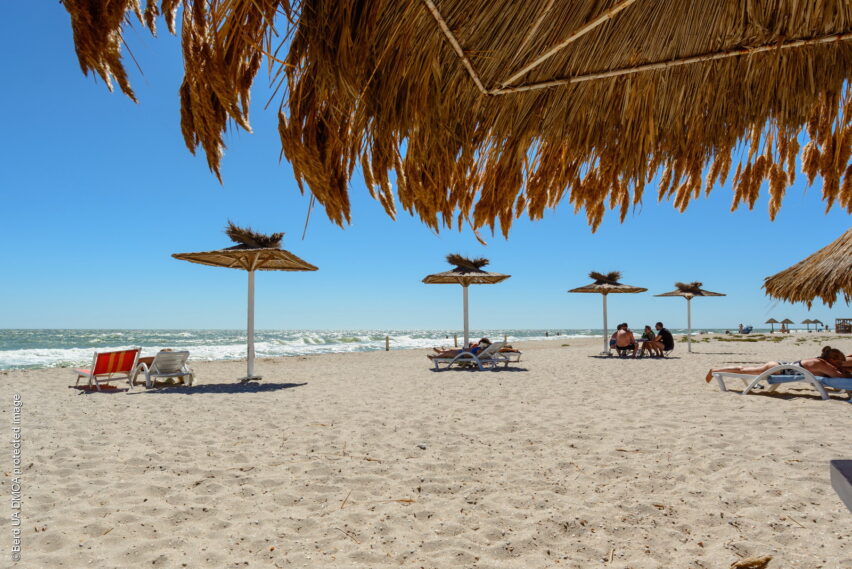 Теневые зонты на пляже Дальней косы