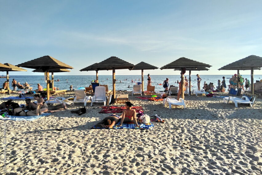 Пляж АКЗ «Третья дамба» возле кафе «Малибу»