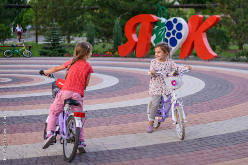 Дети на велосипедах в парке Бердянска