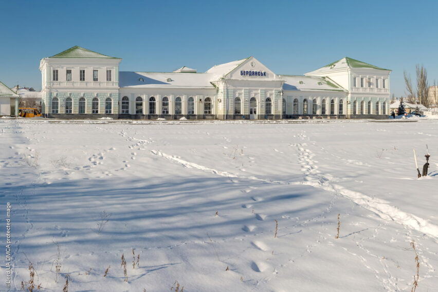 Железнодорожный вокзал Бердянска зимой