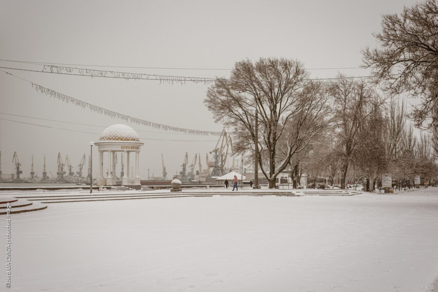 Снег на Приморской площади Бердянска и Ротонда зимой