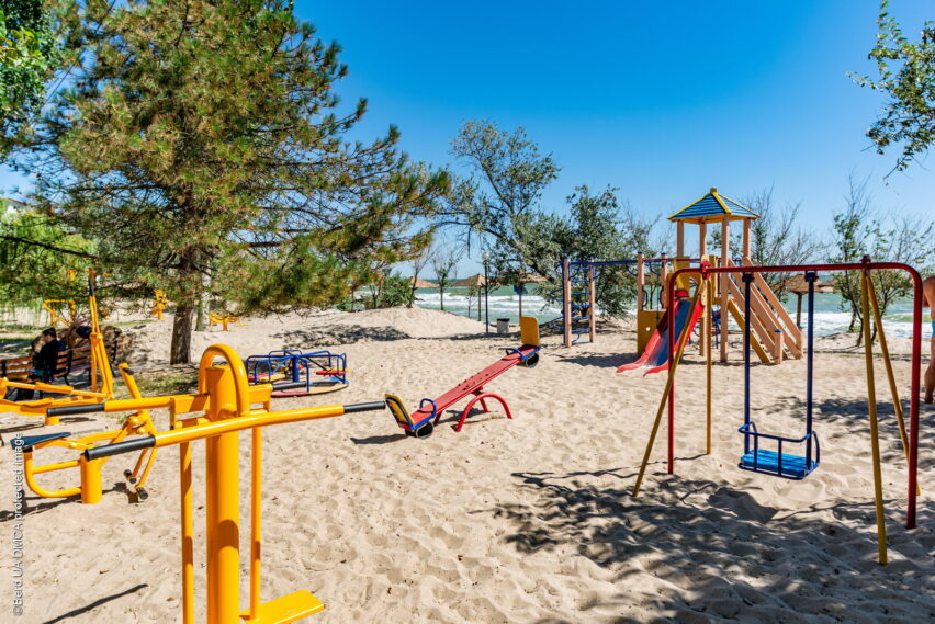 Детская площадка возле пляжа на Средней косе