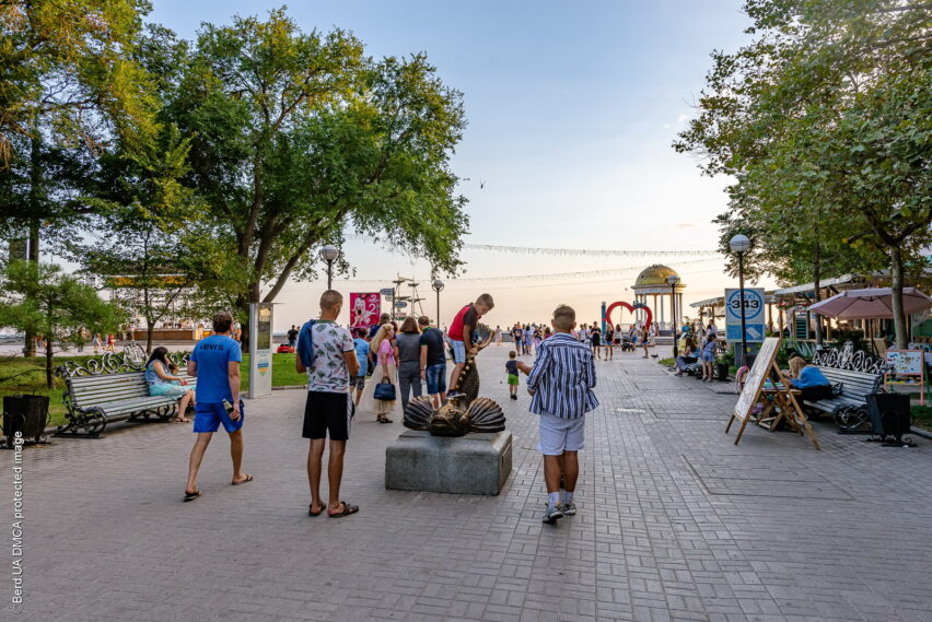 Памятник «Бычку-кормильцу» на Приморской площади Бердянска
