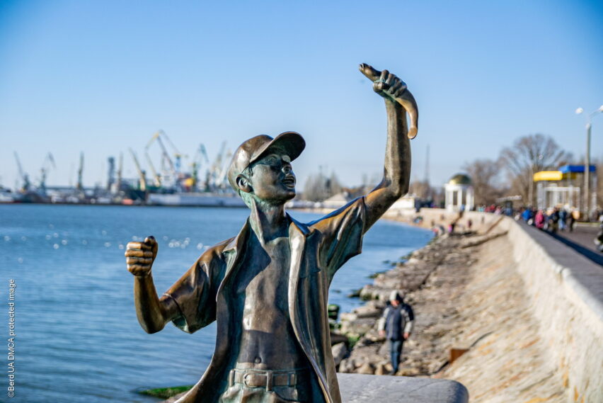 Скульптура «Мальчик-рыбак» в Бердянске