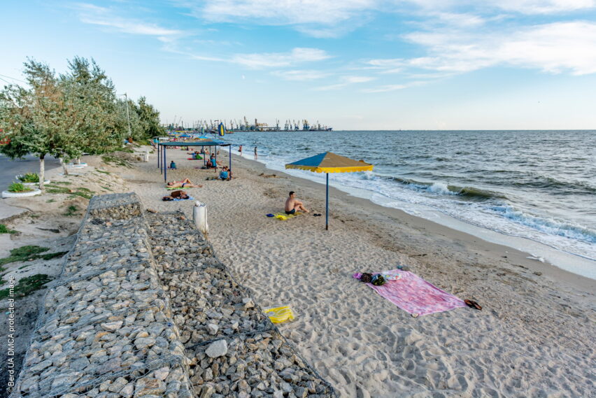 Пляж в Бердянске с видом на порт и залив