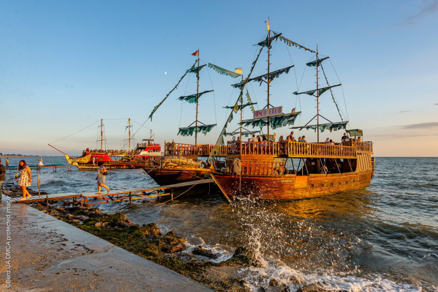 Пиратская шхуна возле набережной Бердянска