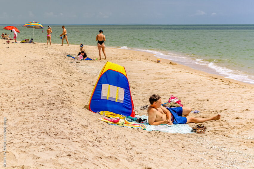 Прием солнечных ванн на пляже Бердянска
