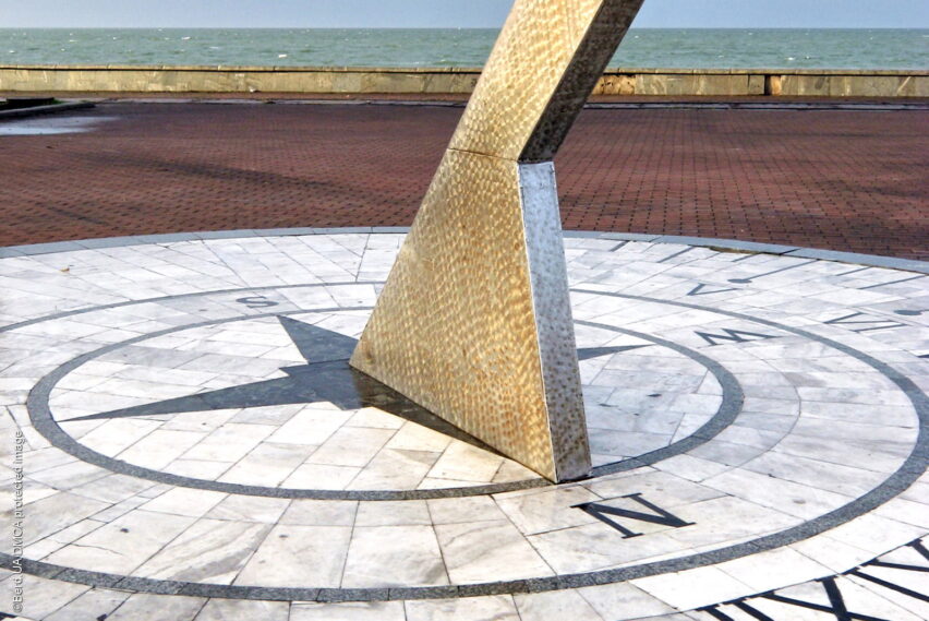 Солнечные часы на Приморской площади в Бердянске