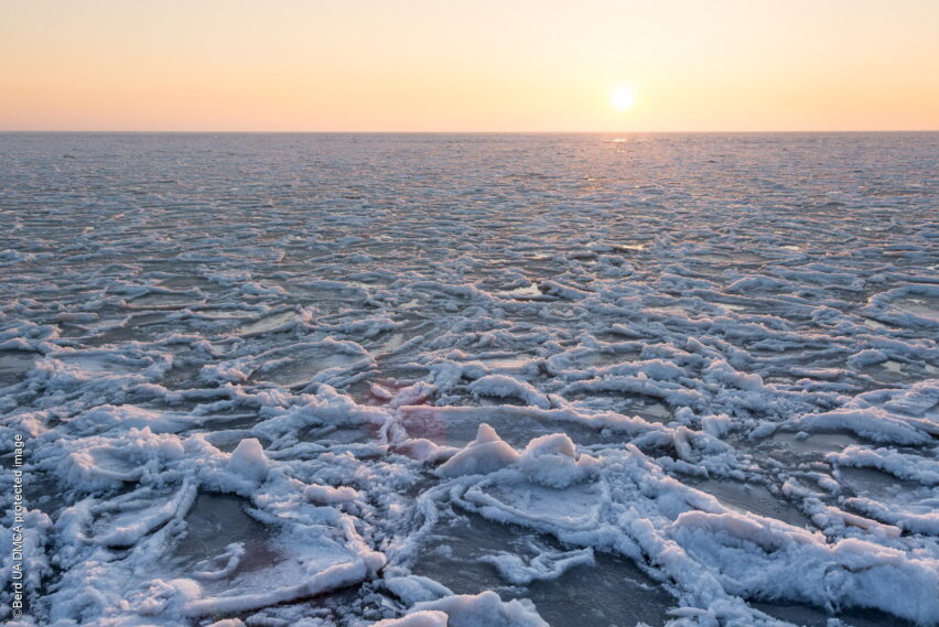Азовское море зимой покрытое льдом