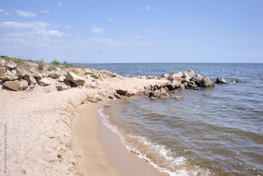 Камни возле берега в Новопетровке